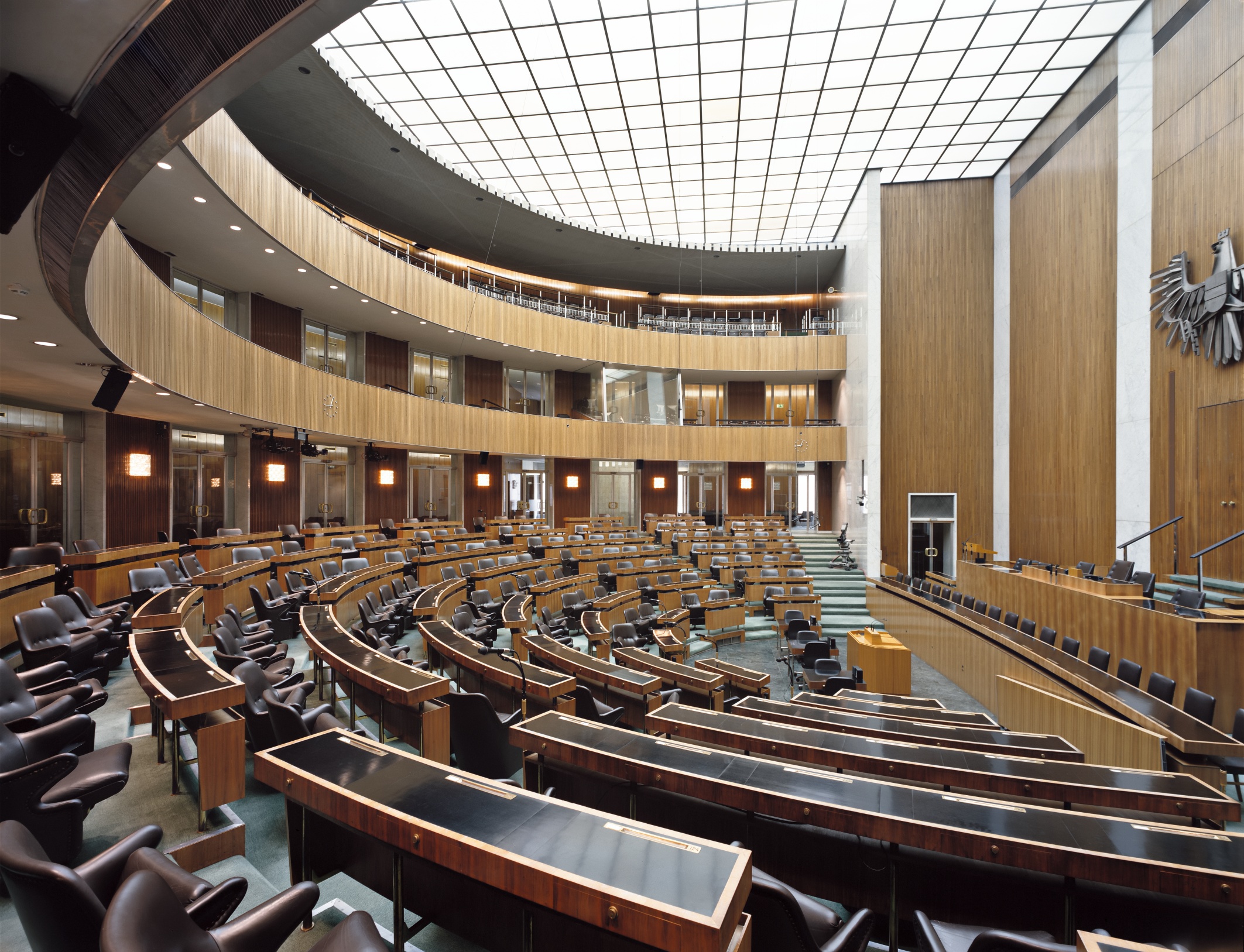 Парламент в новом свете. Парламент Австрии внутри. Зал парламента. Зал австрийского парламента. Здание австрийского парламента.